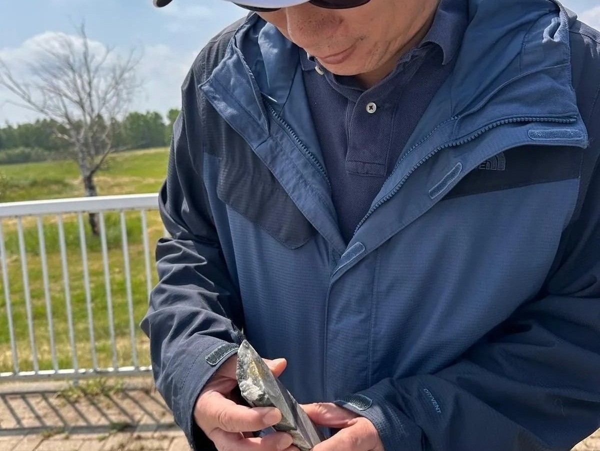 Chen Studies the Core Samples
